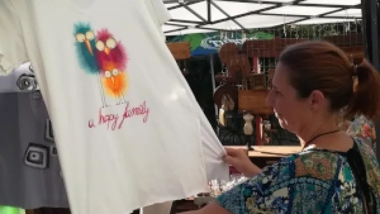 Adriana Divrician de la DIVADI picteaza tricouri cu mesaje originale