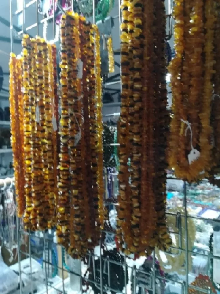 Anamaria Vidu: Bratari de copii din ametist si chihlimbar ambra, la targul de cristale