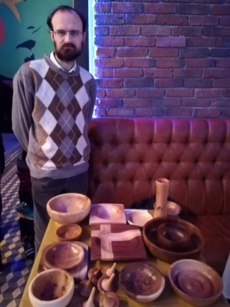 Andrei Cucos, de la Lemn cu Dor, creeaza obiecte decorative din lemn, lucrate de mana, la strung