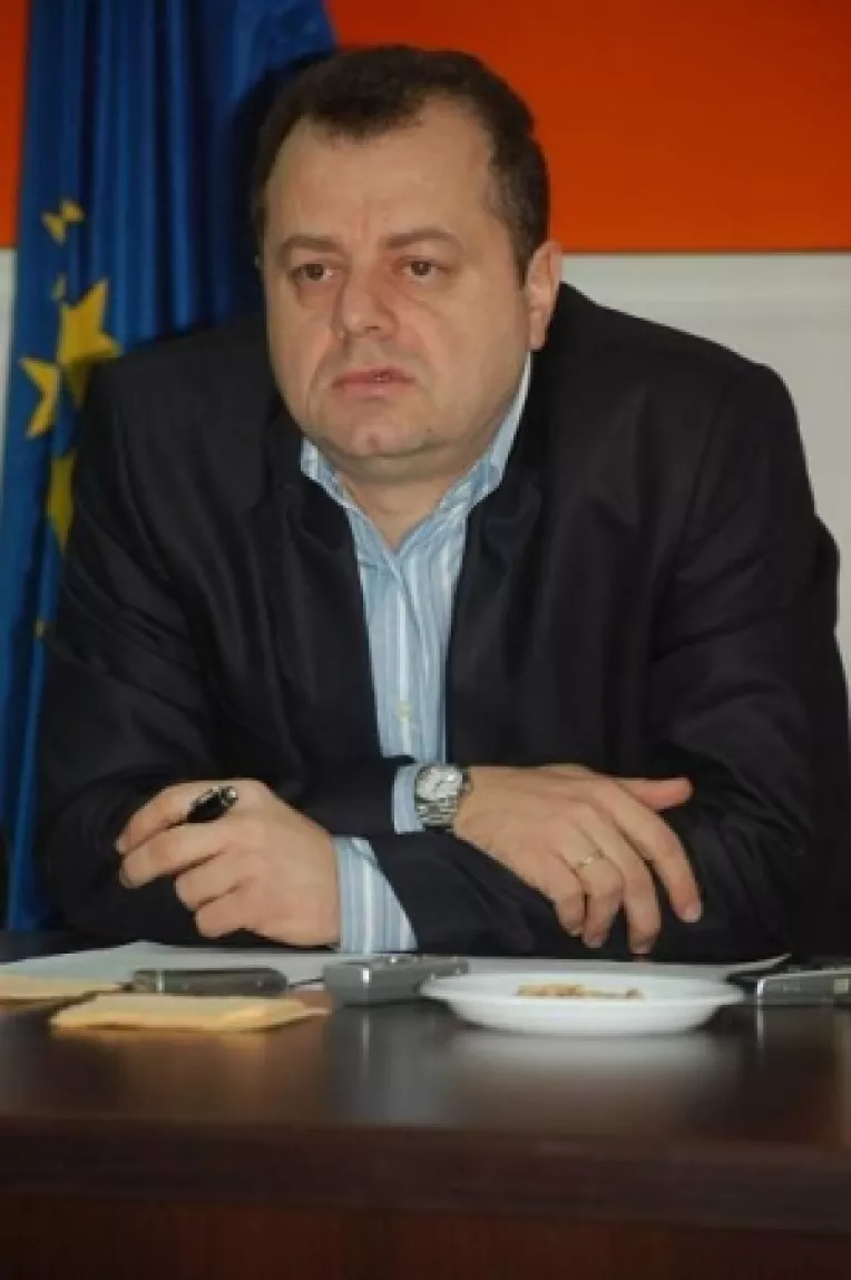 Banias, nemultumit de alcatuirea listei de candidati:
"L-am retras pe Manole de pe lista pentru ca nu era pe loc eligibil"