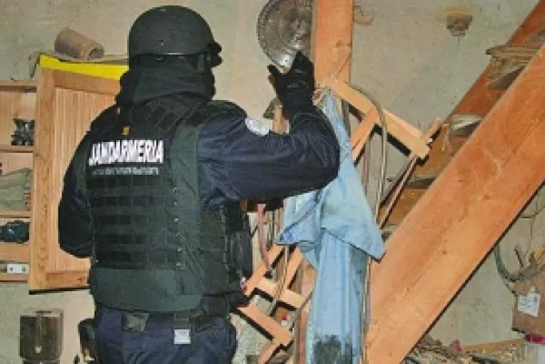 Hackeri constanteni arestati cu sprijinul FBI si prejudicii de un milion de dolari