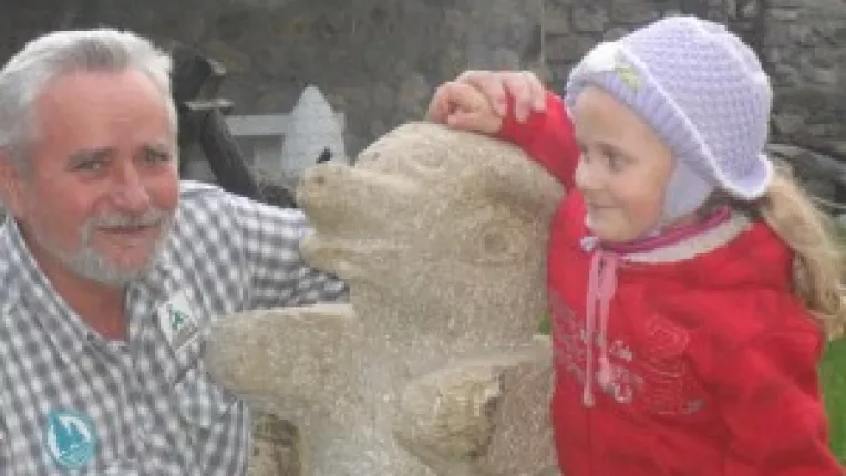 Lucian Avramescu scrie poezii pentru copii, inspirate din desenele fiicei sale, Ana Luciana Avramescu