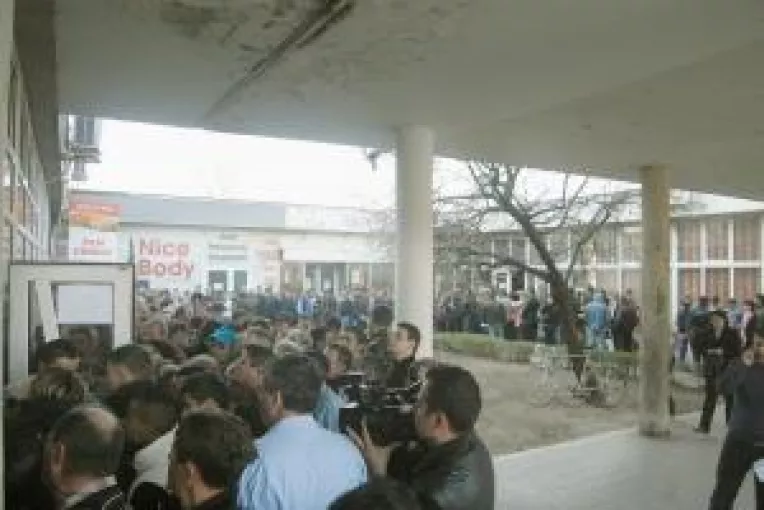 Mii de oameni isi incearca norocul la Ford