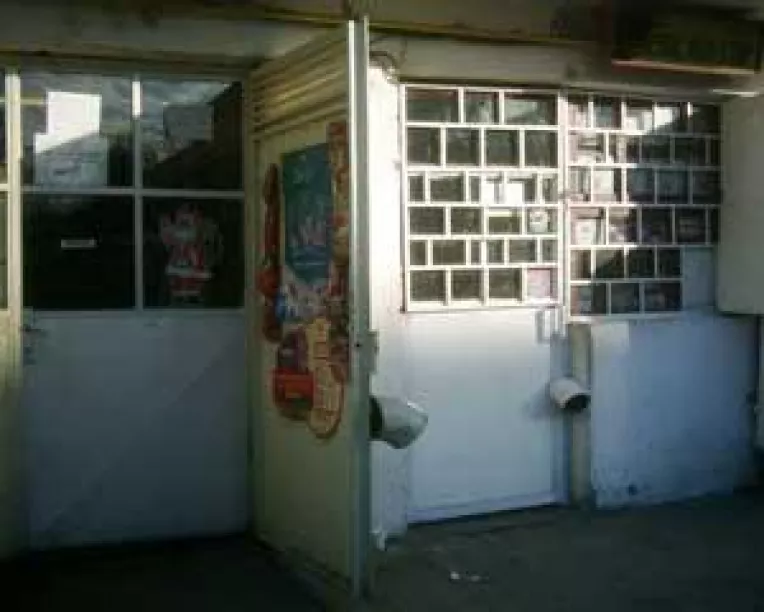 Patronii, prea saraci pentru a-si pazi magazinele