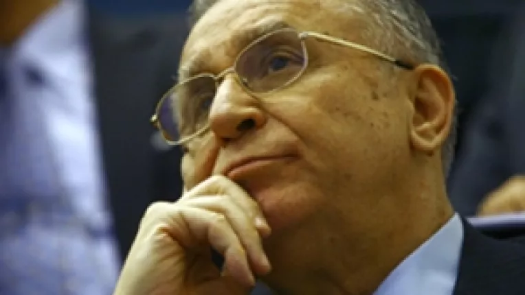 Perdea de fum: Iliescu crede ca Guvernul vrea sa abata atentia de la revolta sindicatelor
