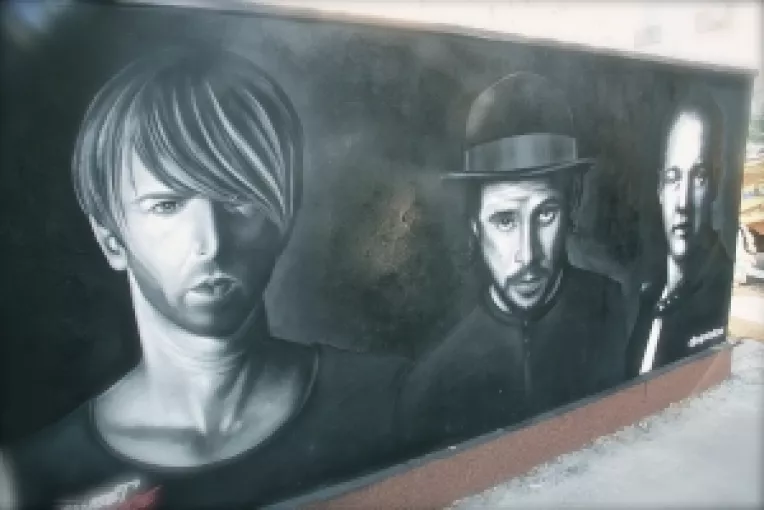 Richie Hawtin, Sasha si Luciano, pictati pe peretele DjSuperStore

