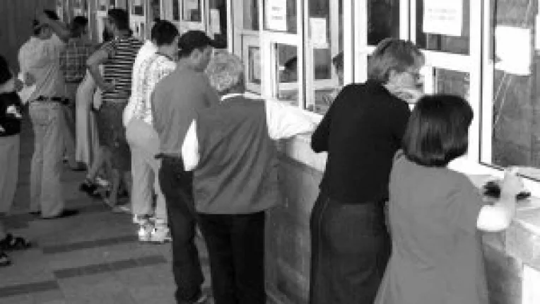 Salariatii din administratia publica si aparare, cei mai bine platiti