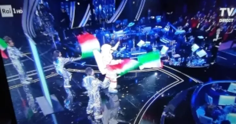 SAN REMO: Francesco Gabbani a cantat piesa L'italiano vero, imbracat in costum de astronaut, fluturand steagul Italiei in mana