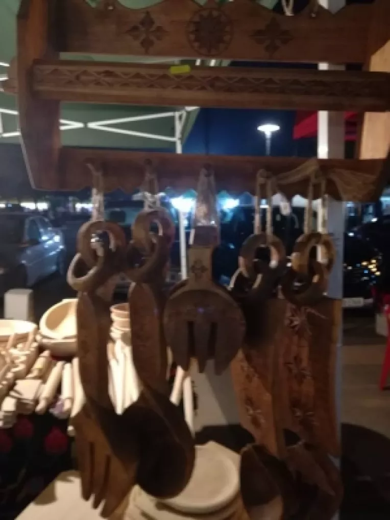 Stana Dumitru: "Produse traditionale din lemn, la targul mesterilor populari din Piata Prefecturii din Calarasi!"